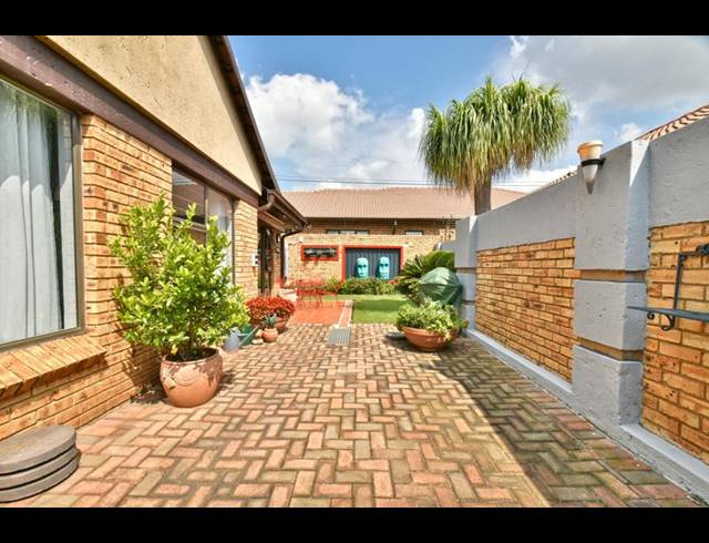 3 BEDROOM TOWNHOUSE FOR SALE IN NEW REDRUTH